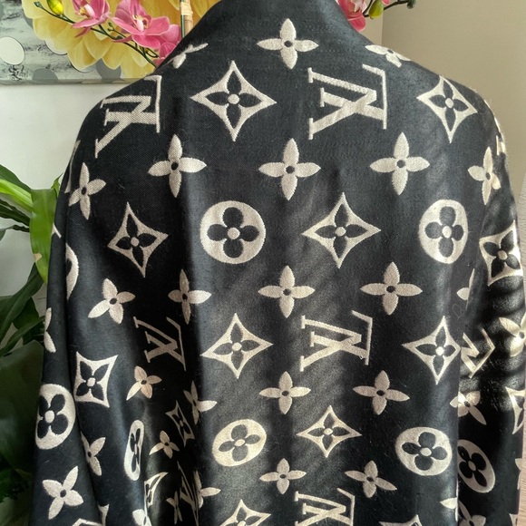 Louis Vuitton Giant Monogram Cashmere/Silk Shawl. - Picture 5 of 14